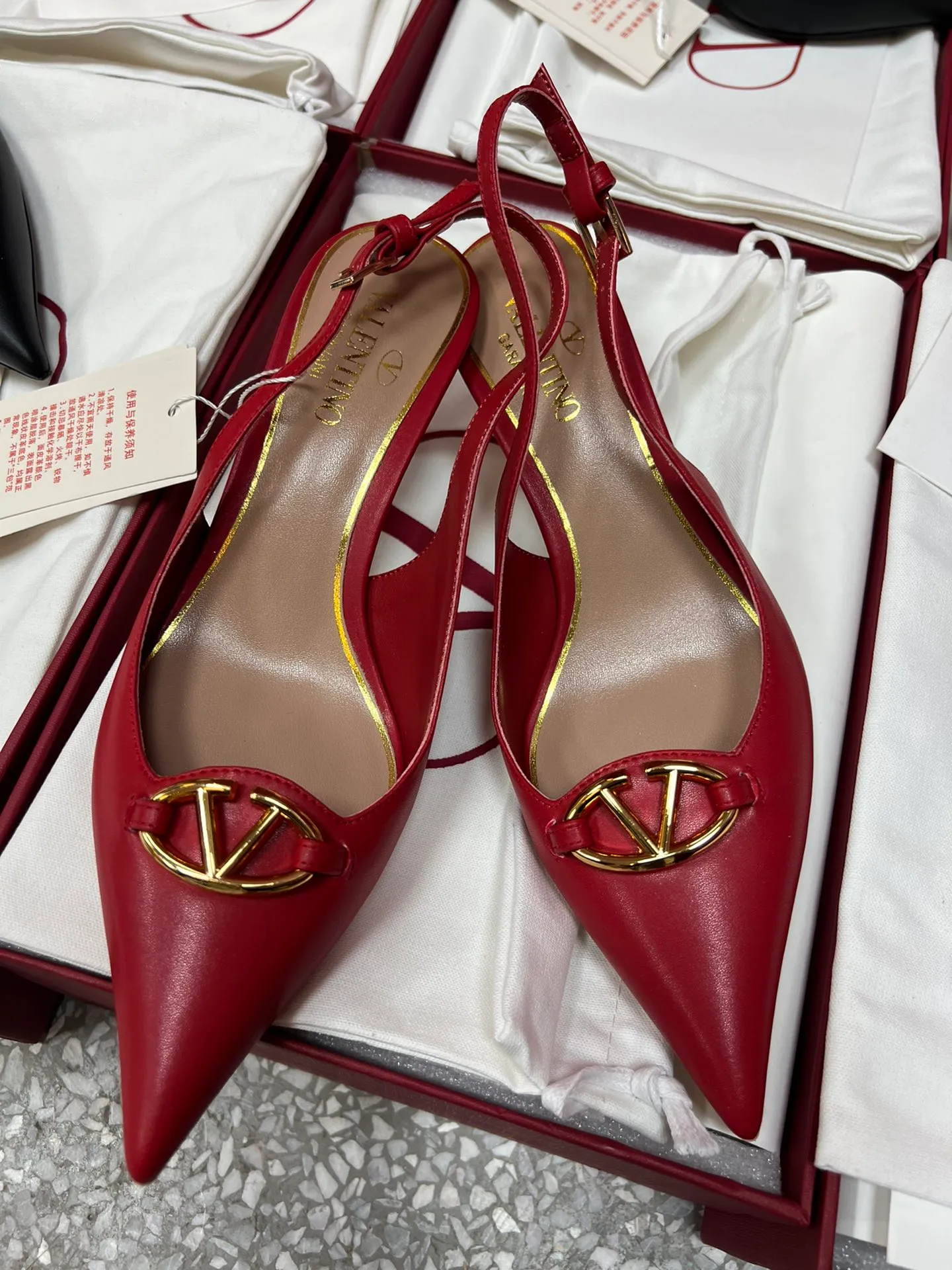 👟👟Ex-factory price 520👟👟 Valentino’s hottest new product in 2024, the new Mule shoes are also very easy to wear...😈😈😈 The latest logo buckle Perfectly combined with sexy pointed toe❤️‍🔥❤️‍🔥❤️‍🔥❤️‍🔥It is simply the pinnacle of summer fashion💖💖💖💖Original replica Outsole: Italian genuine leather outsole Heel height: 6.5cm Size: 35-39 (40 41 42 customization is non-returnable and non-exchangeable)
